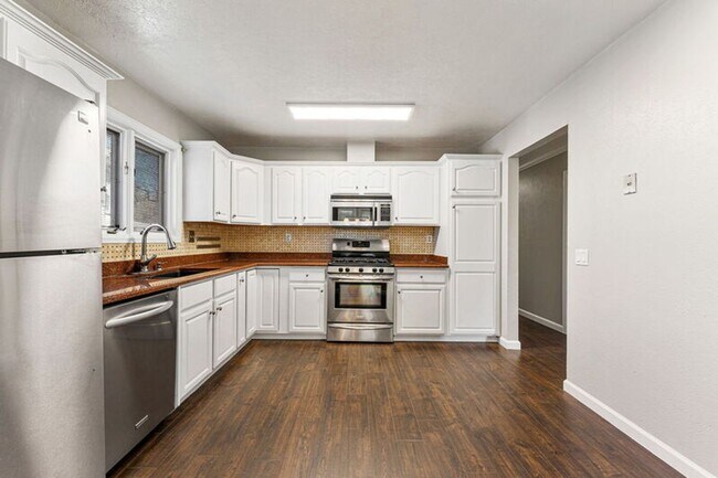 Building Photo - Updated Home in Windsor Park!