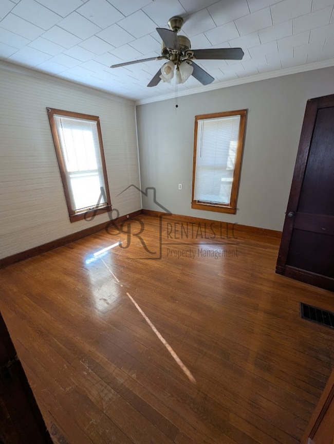 Building Photo - 206 W 1st St