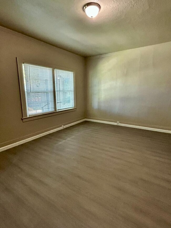 Building Photo - 573 N Minaret Ave