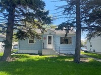 Building Photo - 4 Bed 2 Bath Home!