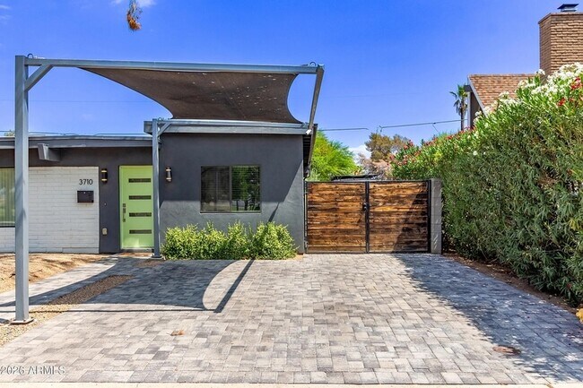 Building Photo - 3710 E Altadena Ave