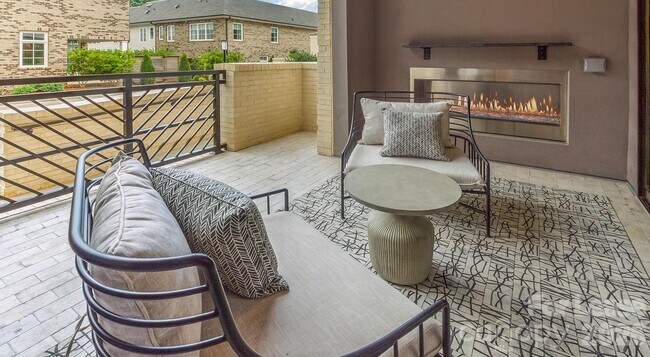 Building Photo - 2426 Vail Ave