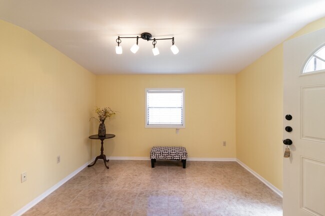 Building Photo - Charming 3 bedroom 2 bath home available soon!!