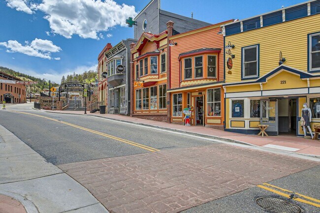 Building Photo - Beautifully maintained town-home in Centra...