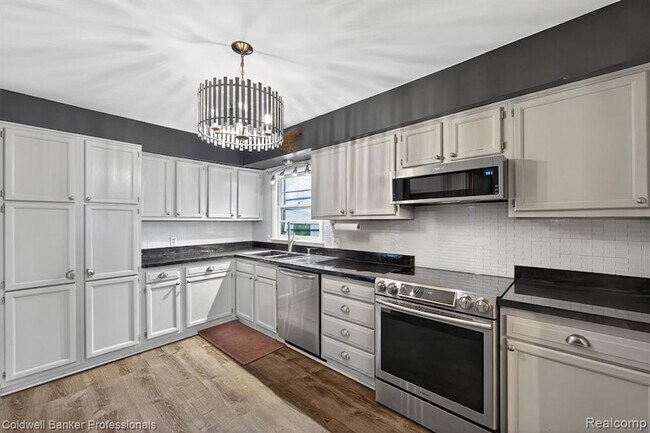 Building Photo - 4448 Greenwood Dr