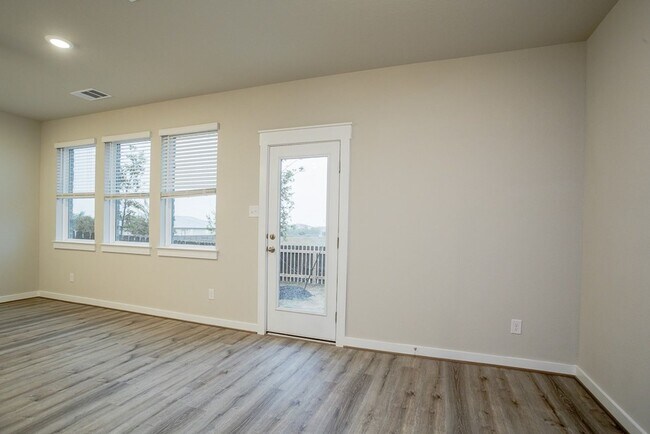 Building Photo - Welcoming 3BD/2.5BA Rental with Walk-In Cl...