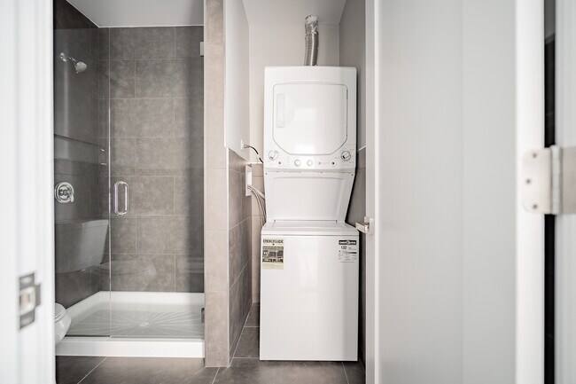 Building Photo - 1472 W Erie St