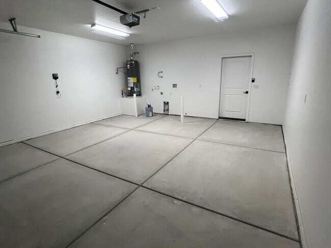 Building Photo - 3 Bedroom Home Located in El Camino Village PETS OK