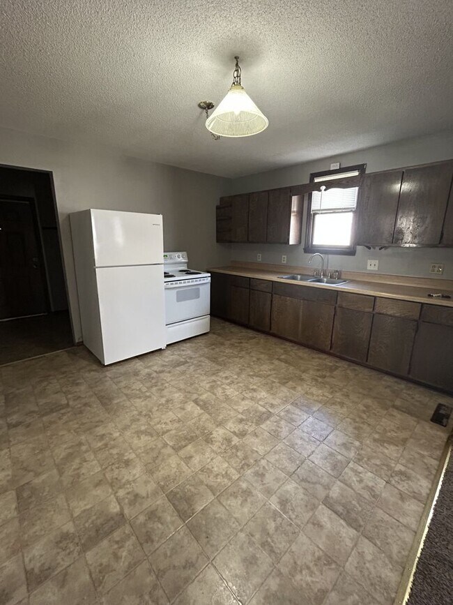 Building Photo - Beautiful 3bd/1ba House - Nice Back Deck!