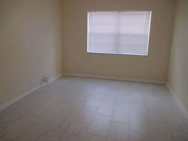 Building Photo - 224 Lake Dora Dr