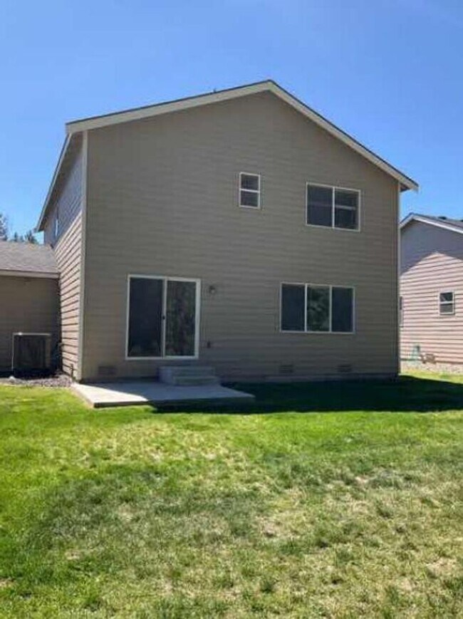 Building Photo - Gorgeous 4 Bed 3 Bath Home Built in 2019!