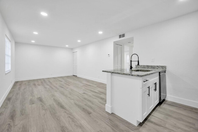 Building Photo - 1015 NE 17th Ave