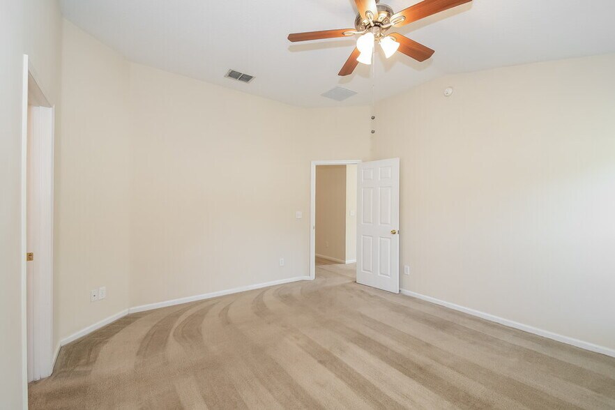 Building Photo - 2452 Willowbend Dr