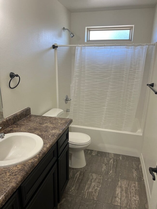 Building Photo - 3 Bedroom 2 Bath Home with fencing in San ...