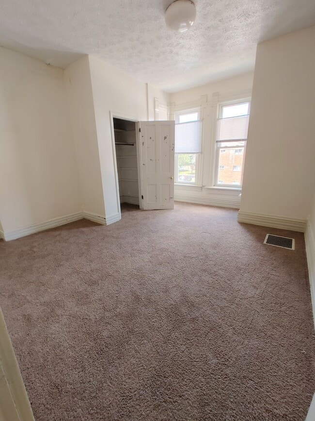 Building Photo - COMPLETELY UPDATED!! 2 bed/1 bath Close to Wexner Medical Center!