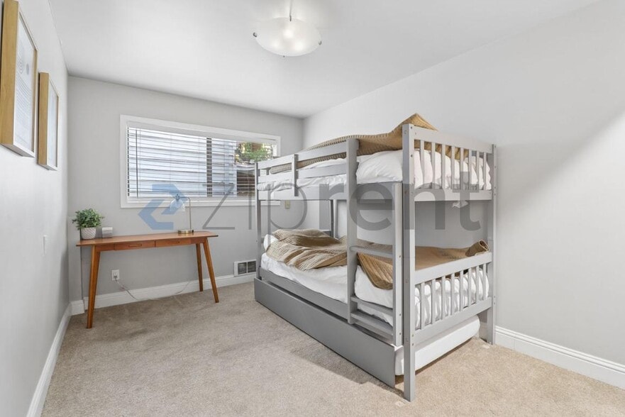 Building Photo - Unit 9750