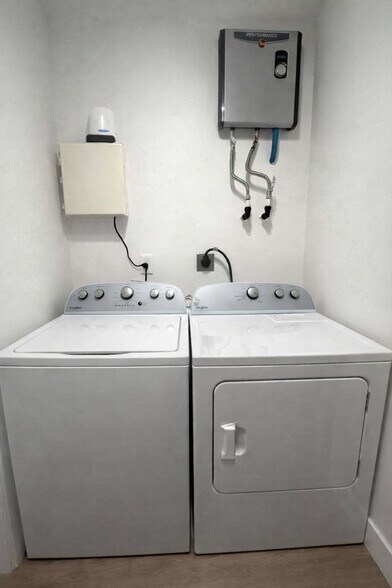 Building Photo - 801 E Knollwood St