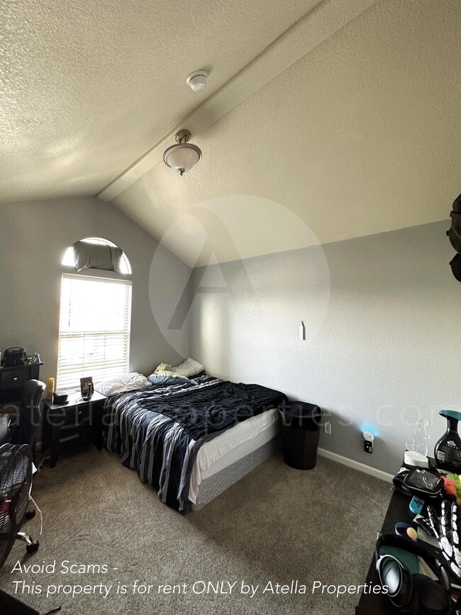 Building Photo - 5033 W Wren Ave