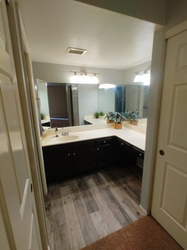 Building Photo - 2225 E Forge Ave