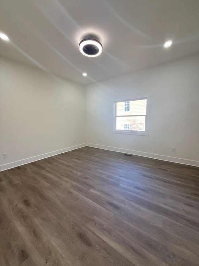 Building Photo - Modern 5BR/2.5BA Home with Spacious Layout