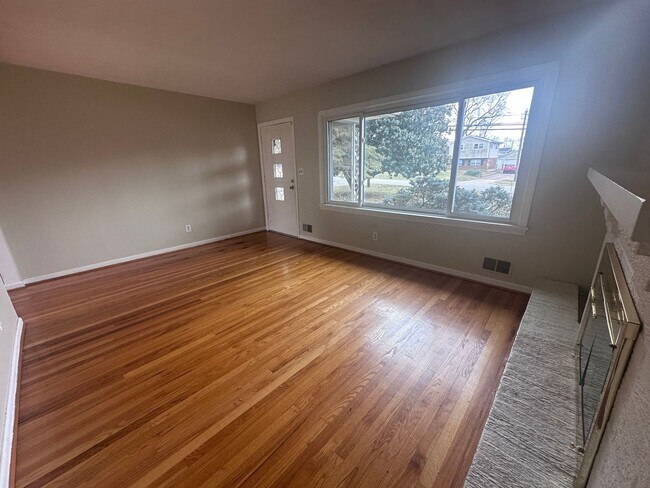Building Photo - 3 bed, 2 full bath House in 40218 - $2,000/month