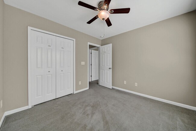 Building Photo - Lovely Two Bedroom Townhome With Bonus and...