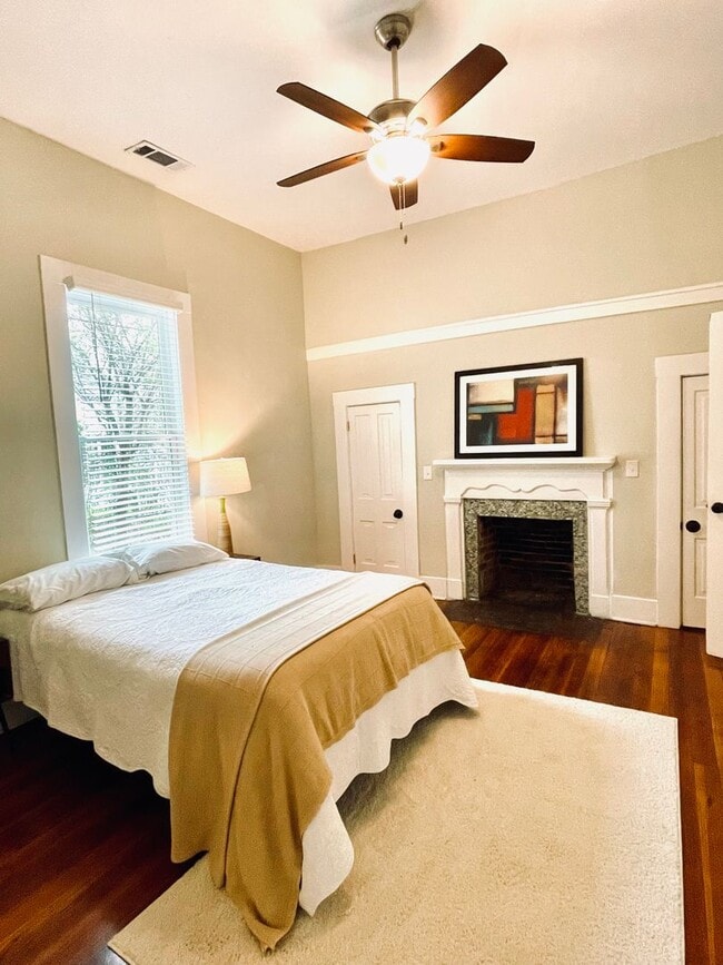 Building Photo - Beautifully restored cottage downtown Madsion