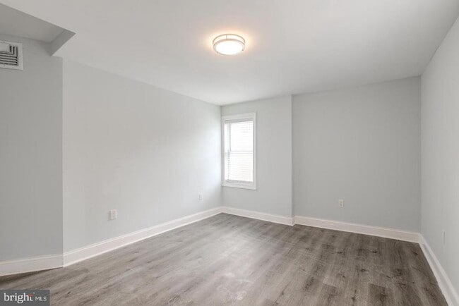 Building Photo - 608 E 9th St