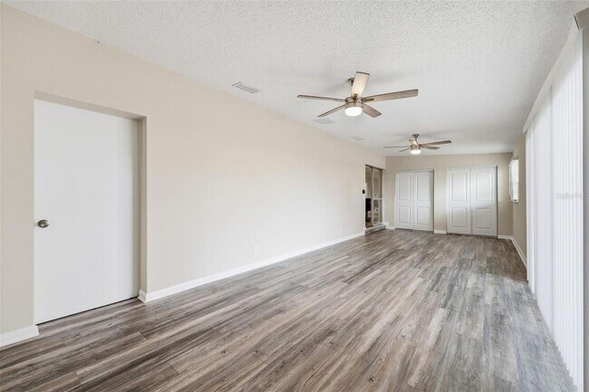 Building Photo - 2327 W Knollwood Pl