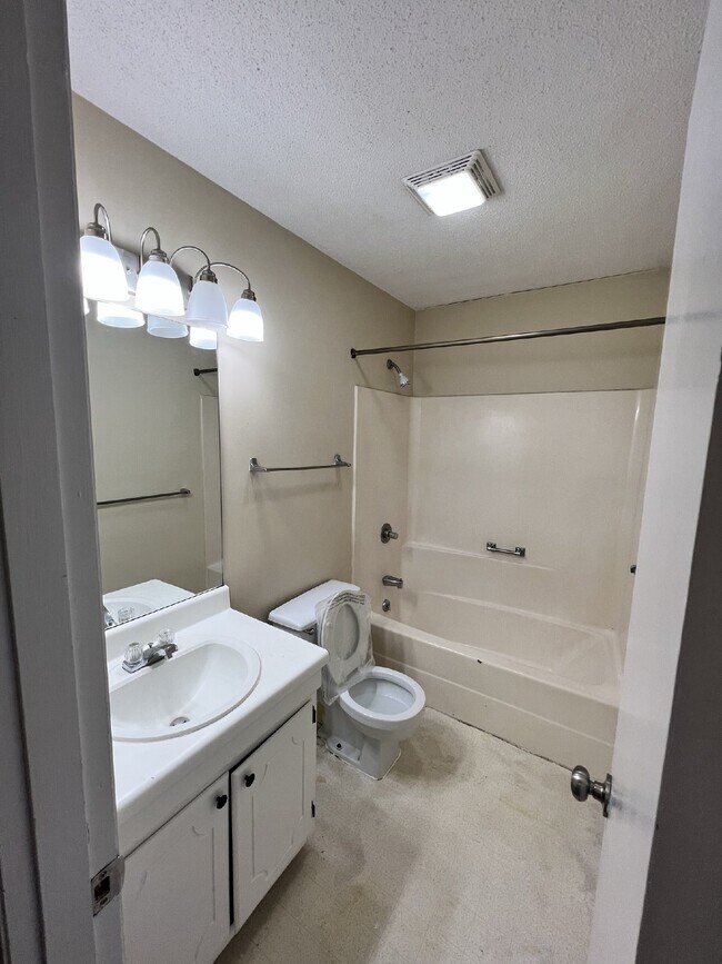 Building Photo - Townhouse For Rent