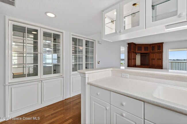 Building Photo - 102 Riverside Dr