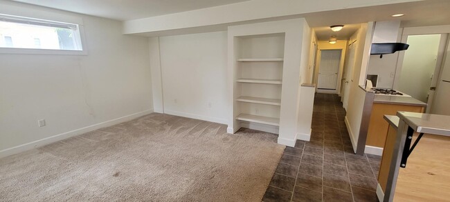 Building Photo - 303 Center St