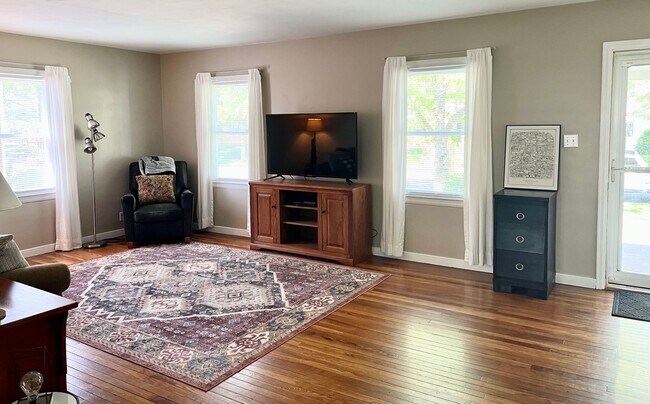 Building Photo - East Side 2 Bedroom, 1  Bath Beauty with Fenced Backyard & Hardwood Floors