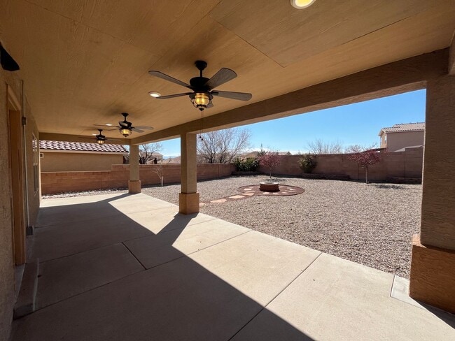 Building Photo - Roomy 3 Bedroom 2 Bathroom Home In Los Lunas!