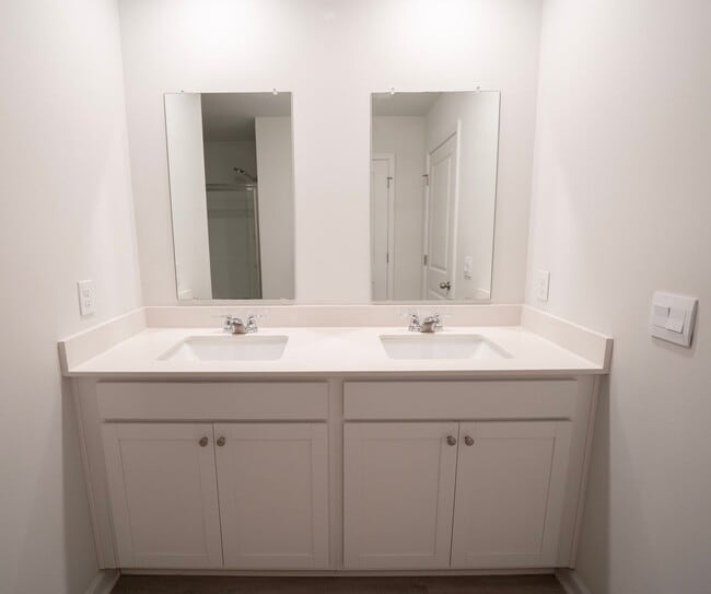 Building Photo - AVAILABLE NOW!