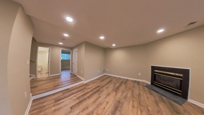 Building Photo - 12885 Hyannis Ln