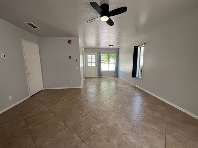 Building Photo - 36 Birchwood Ln