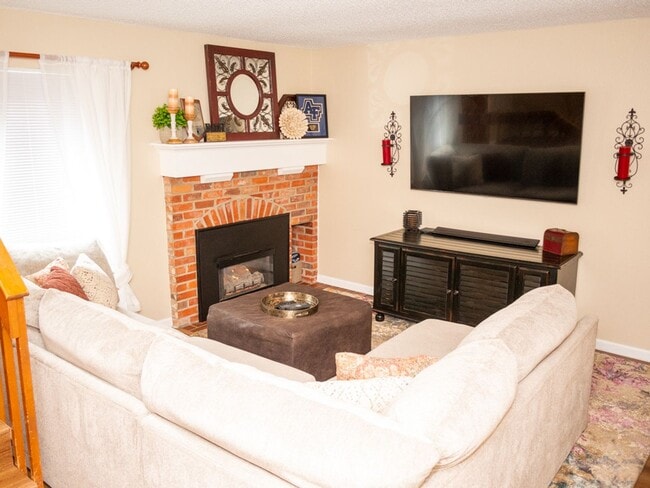 Building Photo - Three Bedroom Townhome with Pool