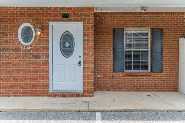 Building Photo - 532 Maple Ave