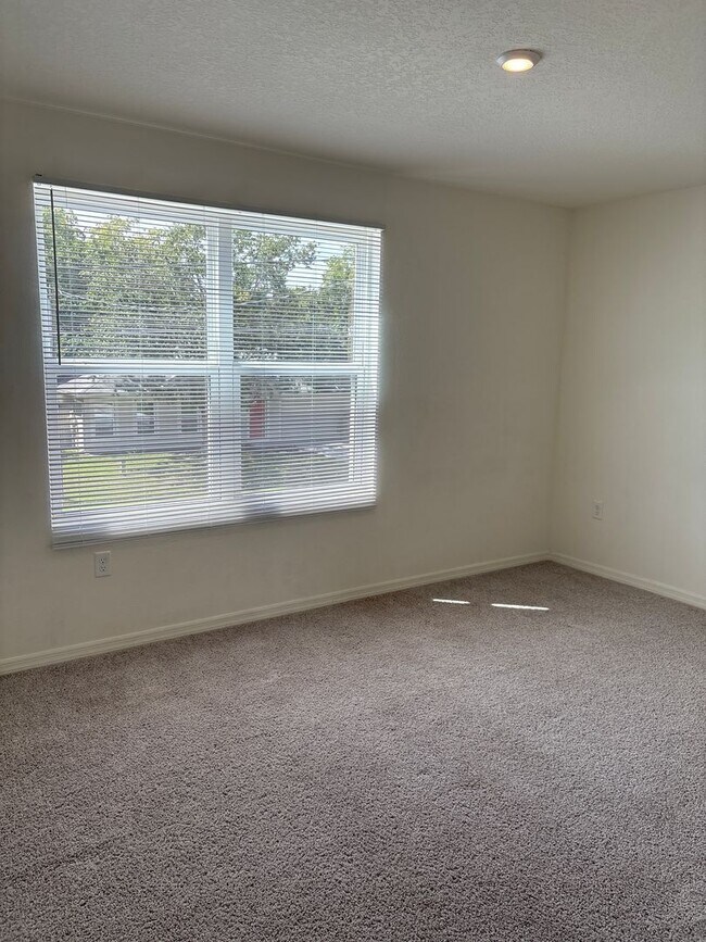 Building Photo - Spacious 4-Bedroom Home in Poinciana, FL –...