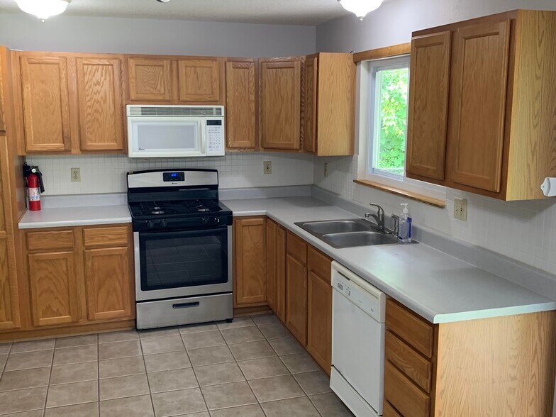Kitchen, new stainless steel gas range - 11934 Holly Brook Dr