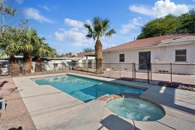 Building Photo - 1609 Chapman Dr
