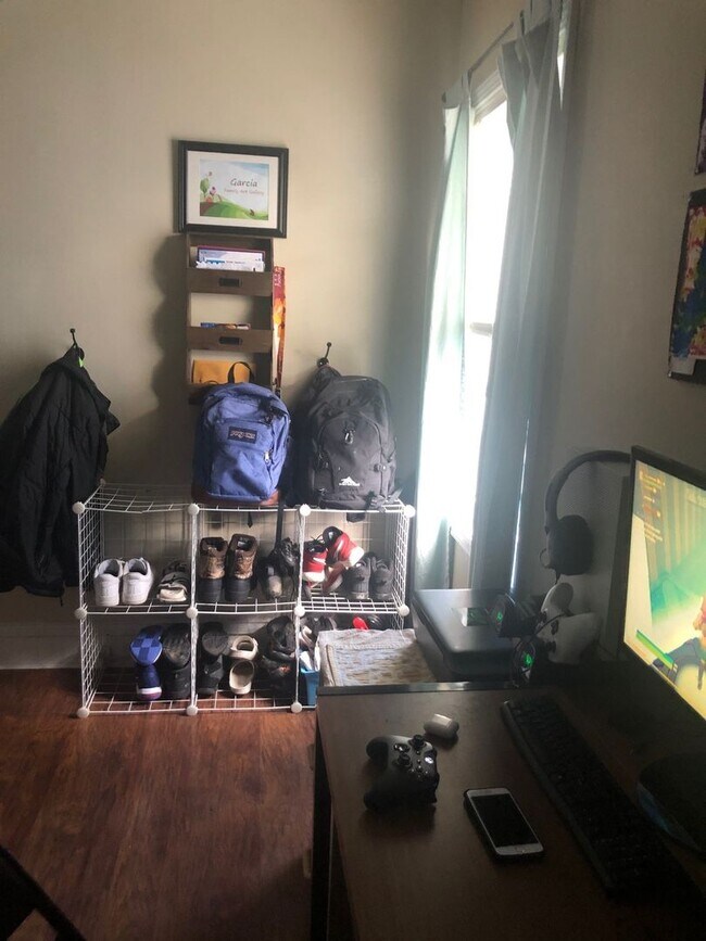 Building Photo - 2 Bedroom home with garage in Mayfield Hts!