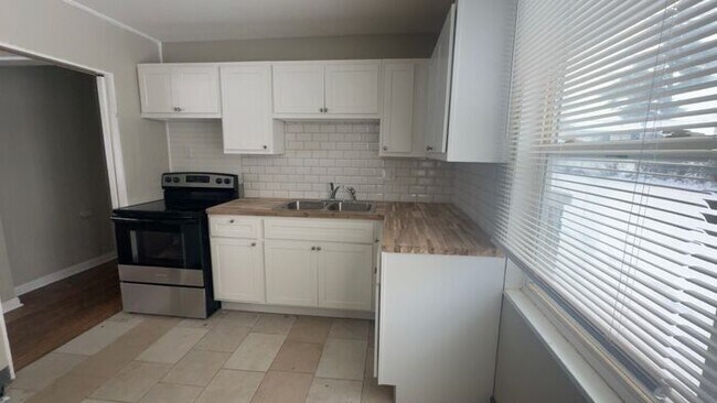 Building Photo - Spacious 3-Bedroom, 1-Bath Home in Moline Acres!