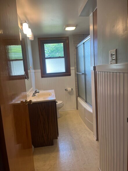 Building Photo - 2812 Midland Dr