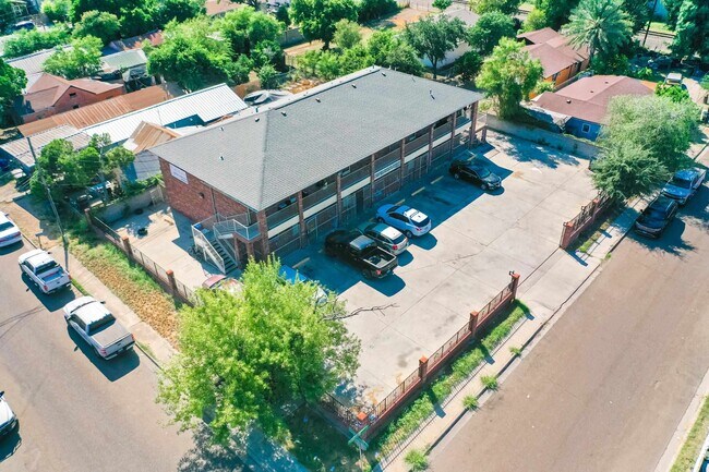 Building Photo - 2220 Santa Cleotilde Ave