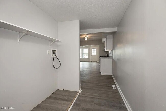 Building Photo - Four Bed 2 Full Bath in Lorain- FIRST MONTH RENT HALF OFF!