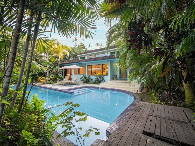 Building Photo - Beautiful Furnished, 2 Bed, 3 Bath, Gated ...