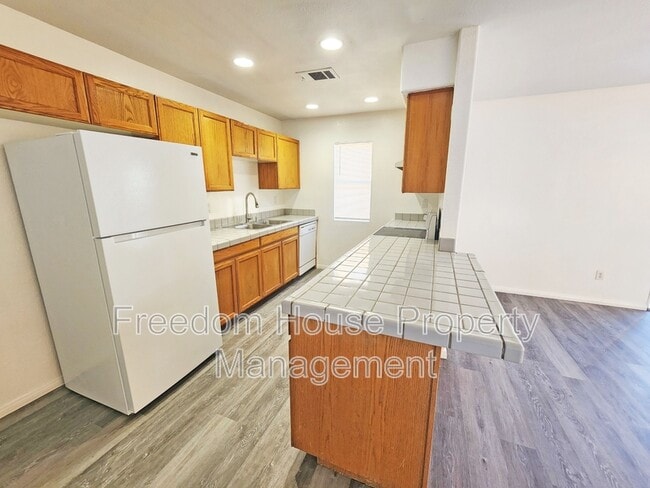 Building Photo - 670 Bourbon St