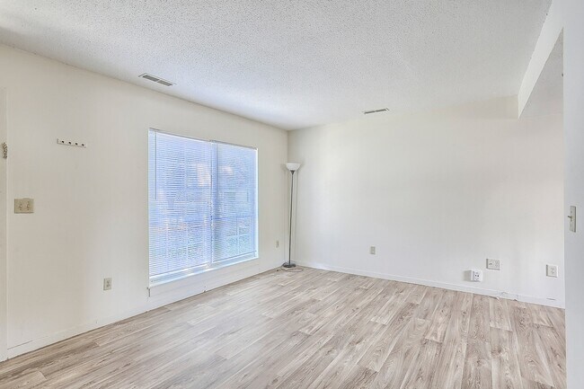 Building Photo - English Creek- Casa
